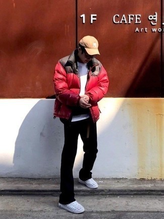 Come indossare e abbinare una giacca rossa per un uomo di 30 anni quando fa gelo: Indossa una giacca rossa con chino neri per un look davvero alla moda. Calza un paio di sneakers basse di tela stampate bianche per avere un aspetto più rilassato.