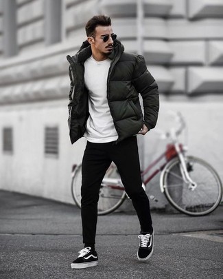 Come indossare e abbinare jeans neri con sneakers basse nere quando fa gelo: Punta su un piumino verde scuro e jeans neri se preferisci uno stile ordinato e alla moda. Per un look più rilassato, calza un paio di sneakers basse nere.