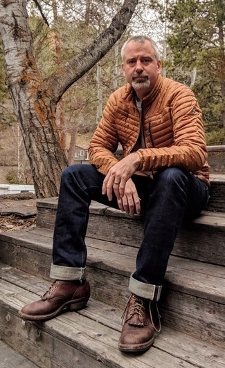 Come indossare e abbinare jeans con stivali casual per un uomo di 50 anni: Metti un piumino terracotta e jeans per un drink dopo il lavoro. Stivali casual sono una validissima scelta per completare il look.