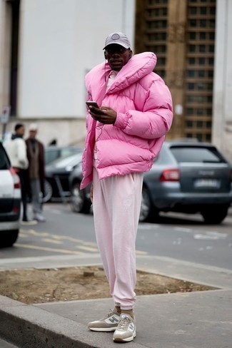 Come indossare e abbinare una giacca fucsia: Mostra il tuo stile in una giacca fucsia con una tuta sportiva rosa per un pranzo domenicale con gli amici. Vuoi osare? Completa il tuo look con un paio di scarpe sportive beige.