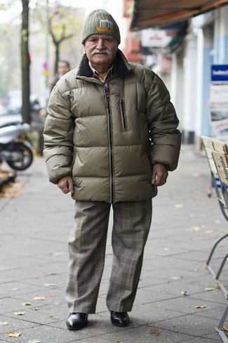 Come indossare e abbinare una giacca per un uomo di 60 anni quando fa gelo: Vestiti con una giacca e pantaloni eleganti scozzesi grigi come un vero gentiluomo. Completa questo look con un paio di stivali chelsea in pelle neri.