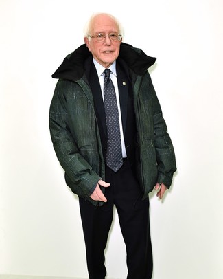 Come indossare e abbinare una camicia per un uomo di 60 anni quando fa gelo: Potresti indossare una camicia e un piumino verde scuro per essere sofisticato e di classe.
