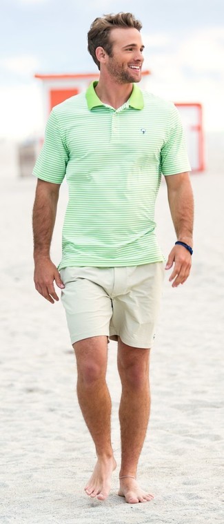 Come indossare e abbinare un bracciale blu scuro in estate 2024 in modo casual: Mostra il tuo stile in un polo a righe orizzontali verde menta con un bracciale blu scuro per un look comfy-casual. Questo, ovviamente, è l'outfit perfetto per questa estate.