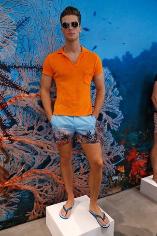 Look alla moda per uomo: Polo arancione, Pantaloncini stampati azzurri, Infradito blu, Occhiali da sole neri