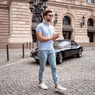 Quale polo indossare con sneakers basse bianche per un uomo di 30 anni: Metti un polo e jeans azzurri per un look trendy e alla mano. Un paio di sneakers basse bianche si abbina alla perfezione a una grande varietà di outfit.
