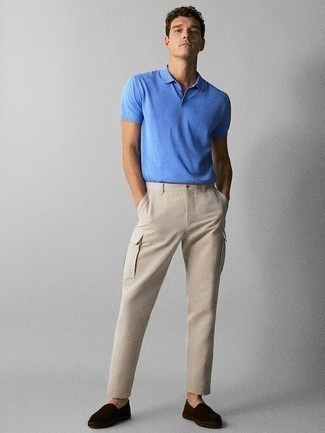 Look alla moda per uomo: Polo azzurro, Pantaloni cargo beige, Espadrillas di tela marrone scuro