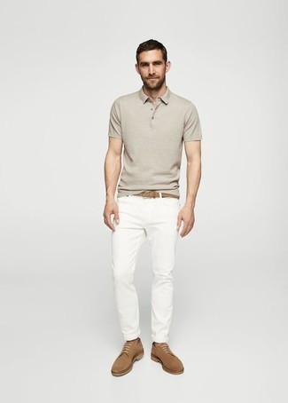 Look alla moda per uomo: Polo beige, Jeans bianchi, Scarpe derby in pelle scamosciata marroni, Cintura in pelle tessuta marrone chiaro