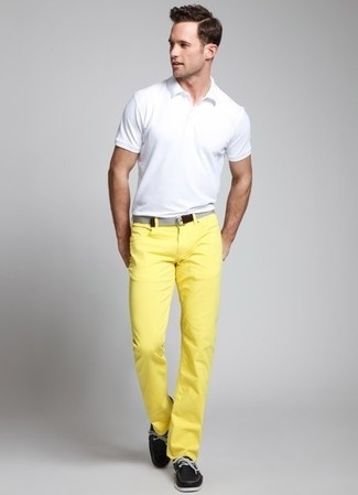 Come indossare e abbinare pantaloni gialli per un uomo di 30 anni: Combina un polo bianco con pantaloni gialli per un fantastico look da sfoggiare nel weekend. Scegli un paio di scarpe da barca in pelle nere per mettere in mostra il tuo gusto per le scarpe di alta moda.