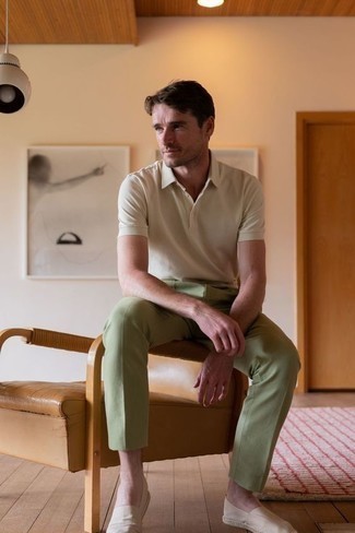 Look alla moda per uomo: Polo bianco, Chino verde oliva, Espadrillas di tela bianche