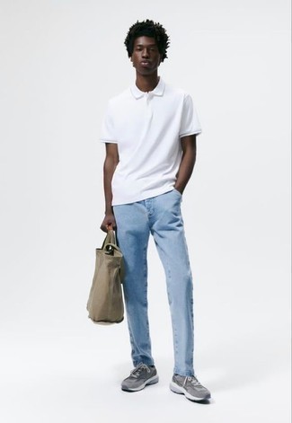 Come indossare e abbinare sneakers argento per un uomo di 20 anni in estate 2024: Scegli un polo bianco e jeans azzurri per vestirti casual. Se non vuoi essere troppo formale, opta per un paio di sneakers argento. Ecco un outfit indispensabile per questa estate.