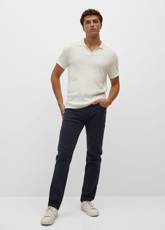Quale polo indossare con sneakers basse bianche per un uomo di 30 anni: Abbina un polo con jeans blu scuro per vestirti casual. Sneakers basse bianche sono una eccellente scelta per completare il look.