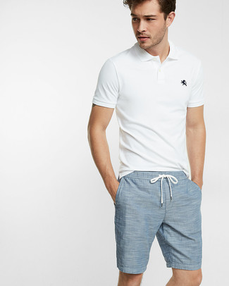 Look alla moda per uomo: Polo bianco, Pantaloncini azzurri