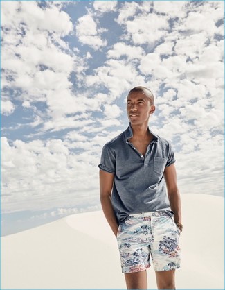 Look alla moda per uomo: Polo blu, Pantaloncini stampati bianchi e blu