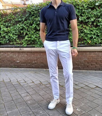 Come indossare e abbinare un polo per un uomo di 30 anni: Abbina un polo con chino bianchi per vestirti casual. Sneakers basse di tela bianche sono una gradevolissima scelta per completare il look.