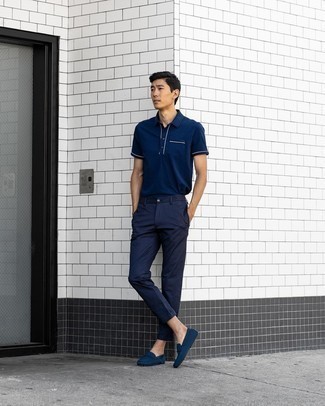 Quale chino indossare con mocassini driving blu scuro quando fa molto caldo: Combina un polo blu scuro con chino per vestirti casual. Mocassini driving blu scuro sono una valida scelta per completare il look.