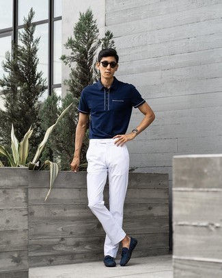 Come indossare e abbinare pantaloni bianchi quando fa molto caldo: Opta per un polo blu scuro e pantaloni bianchi per un look semplice, da indossare ogni giorno. Sfodera il gusto per le calzature di lusso e scegli un paio di mocassini driving di gomma blu scuro.