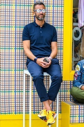 Quale chino indossare con scarpe sportive lime per un uomo di 40 anni quando fa molto caldo: Prova ad abbinare un polo blu scuro con chino per vestirti casual. Per distinguerti dagli altri, opta per un paio di scarpe sportive lime.