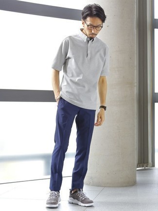 Look alla moda per uomo: Polo grigio, Chino blu scuro, Scarpe sportive grigie, Occhiali da sole trasparenti