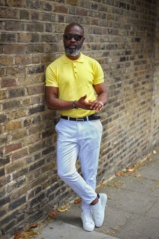 Come indossare e abbinare un orologio giallo per un uomo di 40 anni: Punta su un polo giallo e un orologio giallo per un look comfy-casual. Scegli un paio di sneakers basse in pelle bianche per un tocco virile.