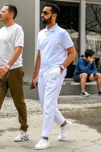 Quale chino indossare con sneakers basse bianche quando fa molto caldo: Combina un polo bianco con chino per un look raffinato per il tempo libero. Completa questo look con un paio di sneakers basse bianche.