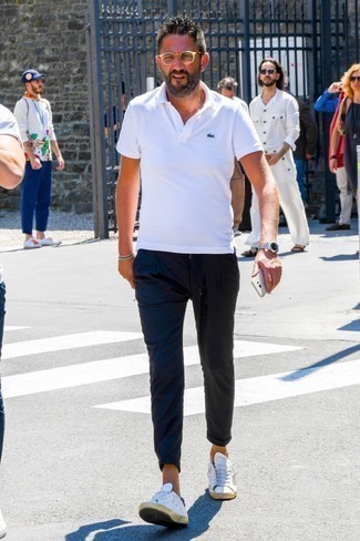Look alla moda per uomo: Polo bianco, Chino neri, Sneakers basse in pelle bianche, Occhiali da sole trasparenti