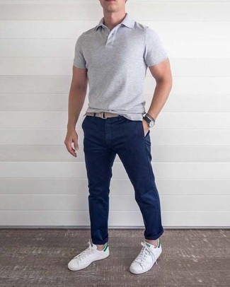 Come indossare e abbinare sneakers basse verdi in modo casual: Potresti abbinare un polo grigio con chino blu scuro per un look semplice, da indossare ogni giorno. Sneakers basse verdi sono una interessante scelta per completare il look.