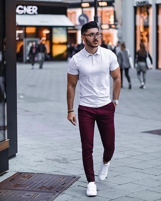 Look alla moda per uomo: Polo bianco, Chino bordeaux, Sneakers basse di tela bianche, Occhiali da sole trasparenti