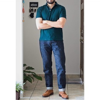 Quale jeans indossare con scarpe derby marroni in modo smart-casual: Potresti combinare un polo foglia di tè con jeans per un look trendy e alla mano. Abbellisci questo completo con un paio di scarpe derby marroni.