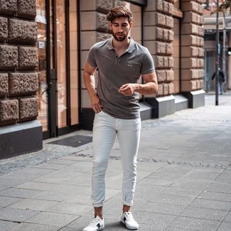 Look alla moda per uomo: Polo grigio, Jeans aderenti bianchi, Sneakers basse di tela bianche e nere