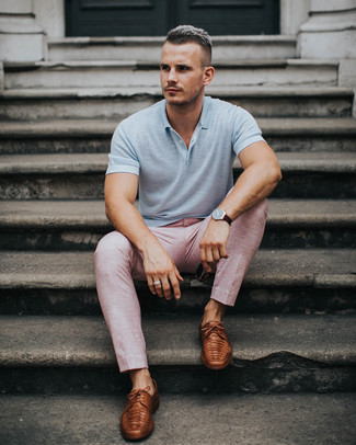 Quale scarpe derby indossare con pantaloni eleganti rosa: Abbina un polo grigio con pantaloni eleganti rosa per creare un look smart casual. Sfodera il gusto per le calzature di lusso e calza un paio di scarpe derby.