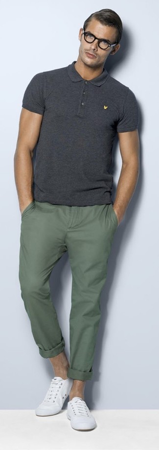 Look alla moda per uomo: Polo grigio scuro, Chino verde oliva, Scarpe da ginnastica di tela bianche