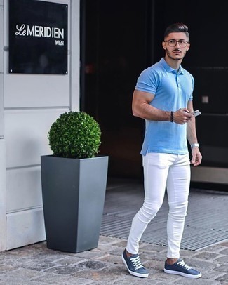 Come indossare e abbinare jeans bianchi quando fa molto caldo: Indossa un polo azzurro e jeans bianchi per un'atmosfera casual-cool. Ispirati all'eleganza di Luca Argentero e completa il tuo look con un paio di sneakers basse di tela blu.