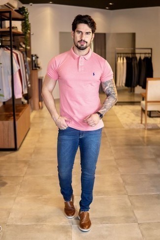 Trend da uomo 2024 quando fa molto caldo: Coniuga un polo rosa con jeans blu scuro per un look trendy e alla mano. Aggiungi un paio di mocassini eleganti in pelle marroni al tuo look per migliorare all'istante il tuo stile.