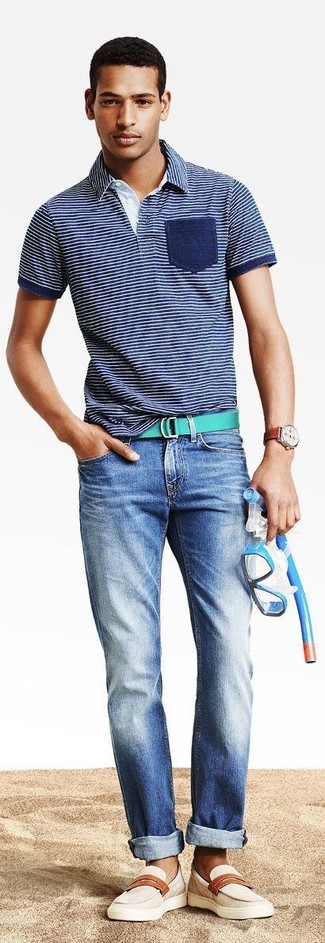 Look alla moda per uomo: Polo a righe orizzontali blu scuro, Jeans blu, Mocassini eleganti in pelle beige, Cintura di tela verde