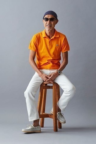 Come indossare e abbinare scarpe da barca bianche per un uomo di 50 anni: Vestiti con un polo arancione e jeans bianchi per un look trendy e alla mano. Rifinisci questo look con un paio di scarpe da barca bianche.
