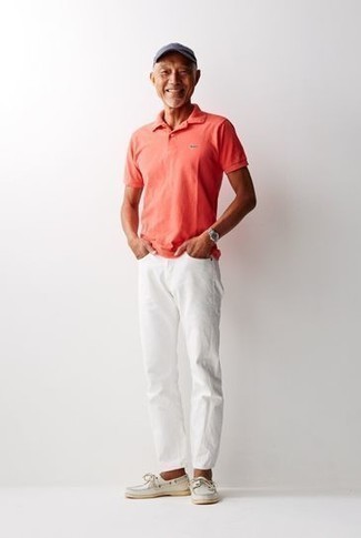 Quale jeans indossare con scarpe da barca bianche per un uomo di 50 anni: Prova a combinare un polo rosso con jeans per un look spensierato e alla moda. Scarpe da barca bianche sono una valida scelta per completare il look.