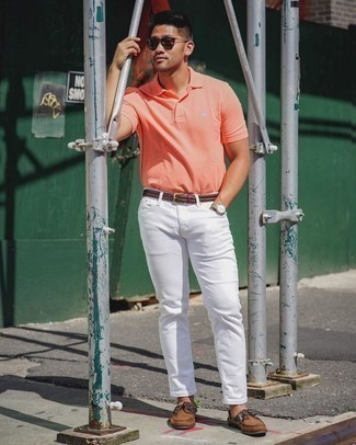 Come indossare e abbinare pantaloni bianchi per un uomo di 20 anni: Per un outfit quotidiano pieno di carattere e personalità, combina un polo arancione con pantaloni bianchi. Indossa un paio di scarpe da barca in pelle scamosciata marroni per un tocco virile.