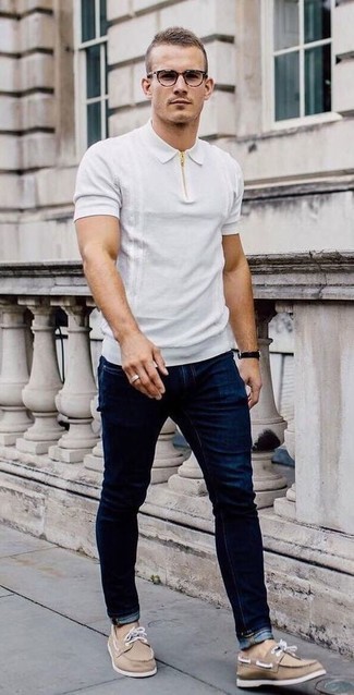 Quale jeans indossare con scarpe da barca marrone chiaro: Abbina un polo bianco con jeans per un fantastico look da sfoggiare nel weekend. Scarpe da barca marrone chiaro sono una validissima scelta per completare il look.