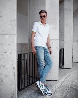 Quale scarpe sportive indossare con un polo bianco per un uomo di 30 anni in estate 2024: Mostra il tuo stile in un polo bianco con jeans azzurri per un look spensierato e alla moda. Scegli uno stile casual per le calzature con un paio di scarpe sportive. Questo è l'outfit ideale per questa estate.