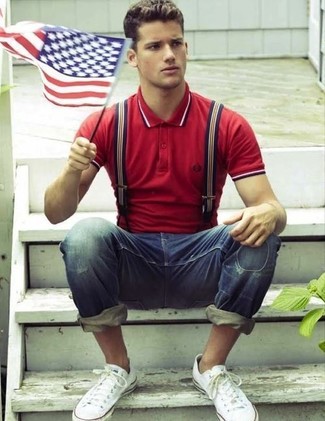 Look alla moda per uomo: Polo rosso, Jeans strappati blu, Sneakers basse bianche, Bretelle a righe verticali bianchi e rossi e blu scuro