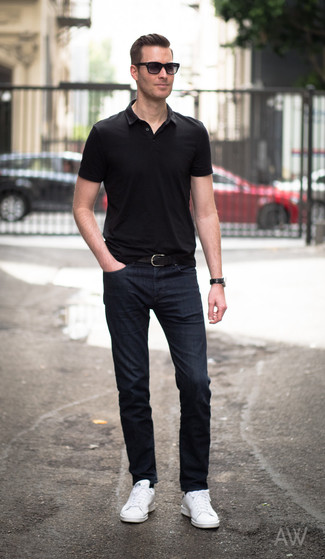 Look alla moda per uomo: Polo nero, Jeans blu scuro, Sneakers basse in pelle bianche, Cintura in pelle nera