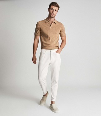 Come indossare e abbinare jeans bianchi: Per un outfit quotidiano pieno di carattere e personalità, indossa un polo marrone chiaro con jeans bianchi. Scegli un paio di mocassini eleganti di tela beige come calzature per un tocco virile.