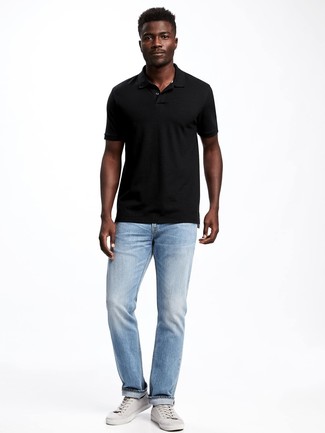 Come indossare e abbinare jeans con sneakers basse per un uomo di 20 anni quando fa molto caldo: Scegli un polo nero e jeans per un look spensierato e alla moda. Sneakers basse sono una buona scelta per completare il look.