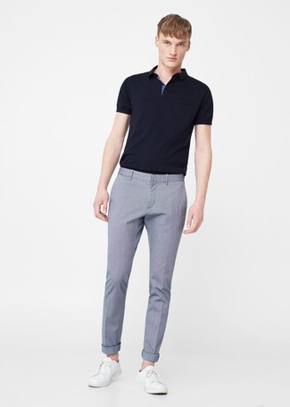 Look alla moda per uomo: Polo nero, Pantaloni eleganti azzurri, Sneakers basse in pelle bianche
