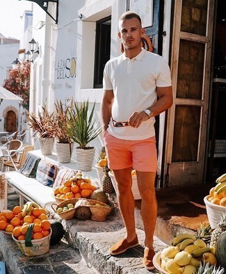 Quale espadrillas indossare con pantaloncini rosa per un uomo di 20 anni: Potresti indossare un polo bianco e pantaloncini rosa per un look trendy e alla mano. Rifinisci questo look con un paio di espadrillas.
