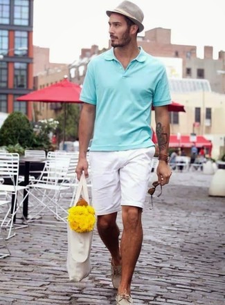 Come indossare e abbinare un polo verde in modo casual: Coniuga un polo verde con pantaloncini bianchi per un look raffinato per il tempo libero. Scarpe da barca in pelle beige sono una valida scelta per completare il look.