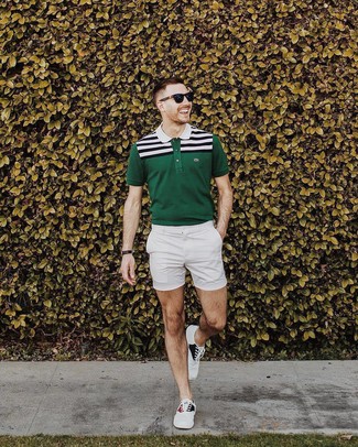 Look alla moda per uomo: Polo a righe orizzontali verde scuro, Pantaloncini bianchi, Sneakers basse di tela bianche, Occhiali da sole neri