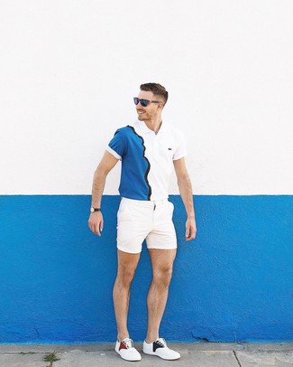 Look alla moda per uomo: Polo bianco e blu scuro, Pantaloncini bianchi, Sneakers basse bianche, Occhiali da sole blu scuro