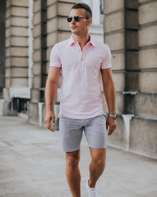 Come indossare e abbinare occhiali da sole per un uomo di 20 anni quando fa molto caldo in modo casual: Coniuga un polo rosa con occhiali da sole per un look perfetto per il weekend. Prova con un paio di sneakers basse bianche per un tocco virile.
