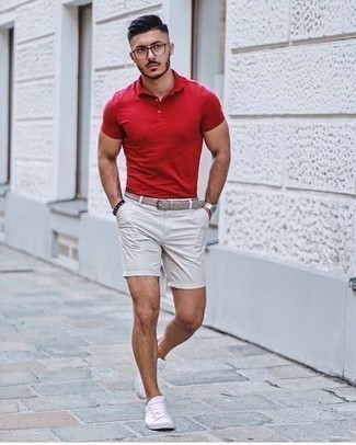 Quale sneakers basse indossare con pantaloncini bianchi: Potresti abbinare un polo rosso con pantaloncini bianchi per vestirti casual. Sneakers basse sono una interessante scelta per completare il look.